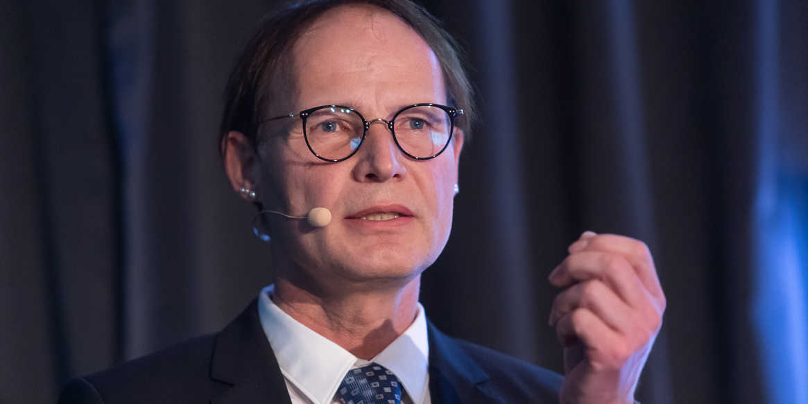 Dr. Franz-Barthold Gockel beim 3. Kongress "Effiziente Möbelfertigung in der Praxis"in Düsseldorf Foto:moebelfertigung.com