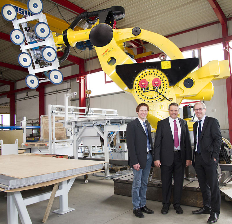 Weltgrößter Produktionsroboter entsteht im Kreis Paderborn Ulrich Rotte GmbH Weltgrößter Produktionsroboter entsteht im Kreis Paderborn Ulrich Rotte GmbH