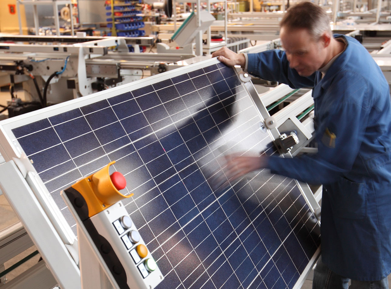 Cleaning Station ist Bestandteil der Solarmodul Produktion