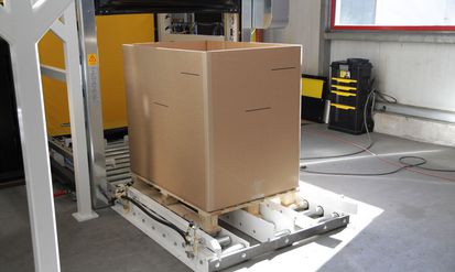 Provision of the final packaging on a roller conveyor