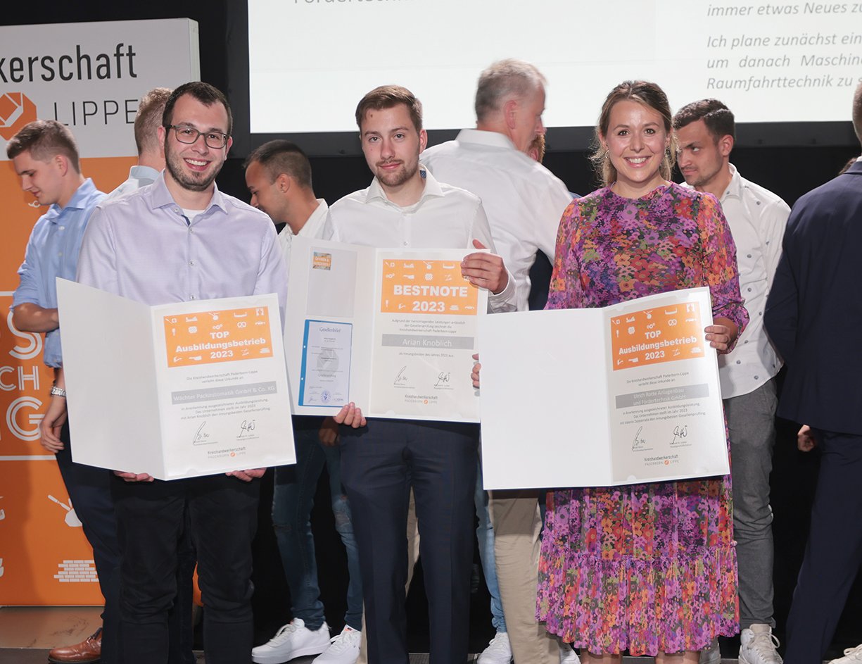 In diesem Jahr gab es gleich zwei innungsbeste Feinwerkmechaniker. v.l. Marcel Lages (Ausbilder bei Wächter Packautomatik), Innungsbester Arian Knoblich (Wächter Packautomatik), Corinna Rotte, es fehlt Valerio Zapperatta (Auslandsaufenthalt)