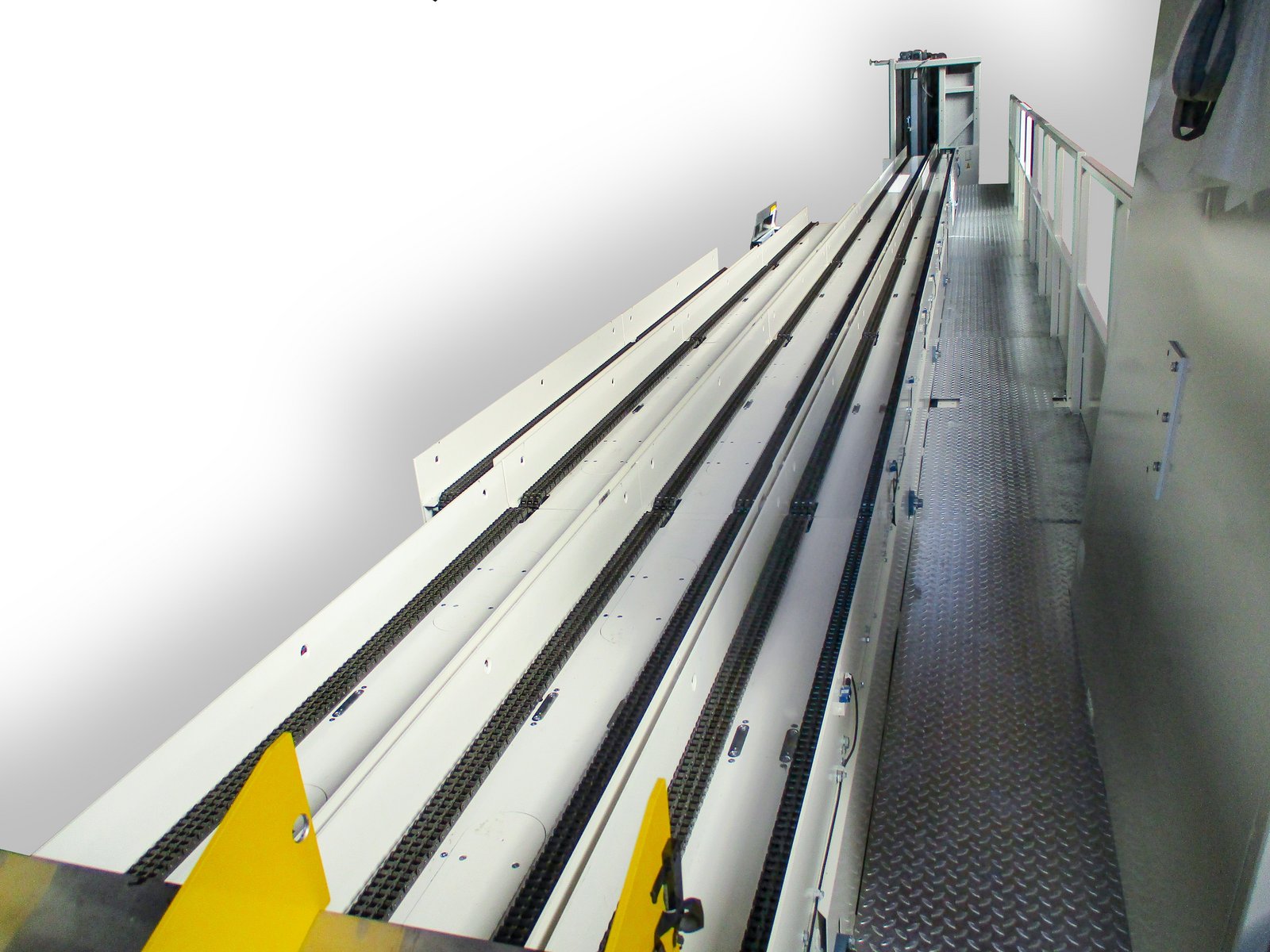 Conveyor with walkable machine frame