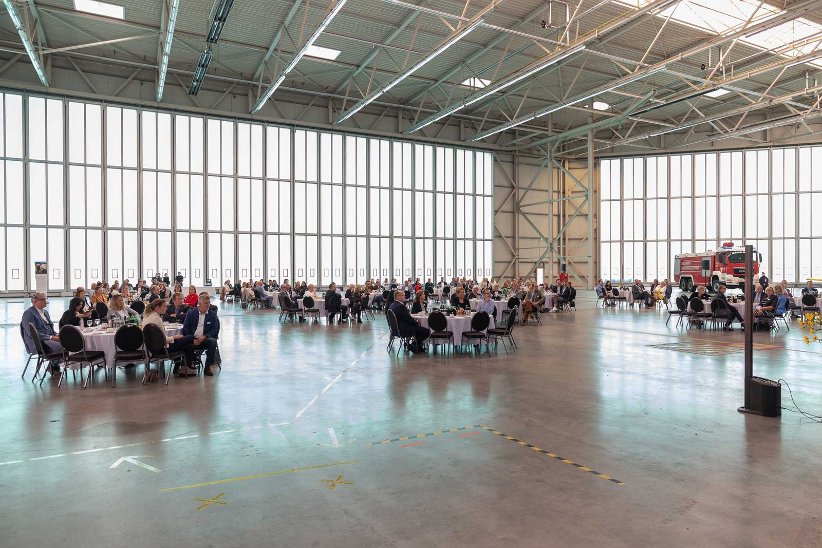 Veranstaltungsort war der Werft-Hangar des Flughafens Paderborn