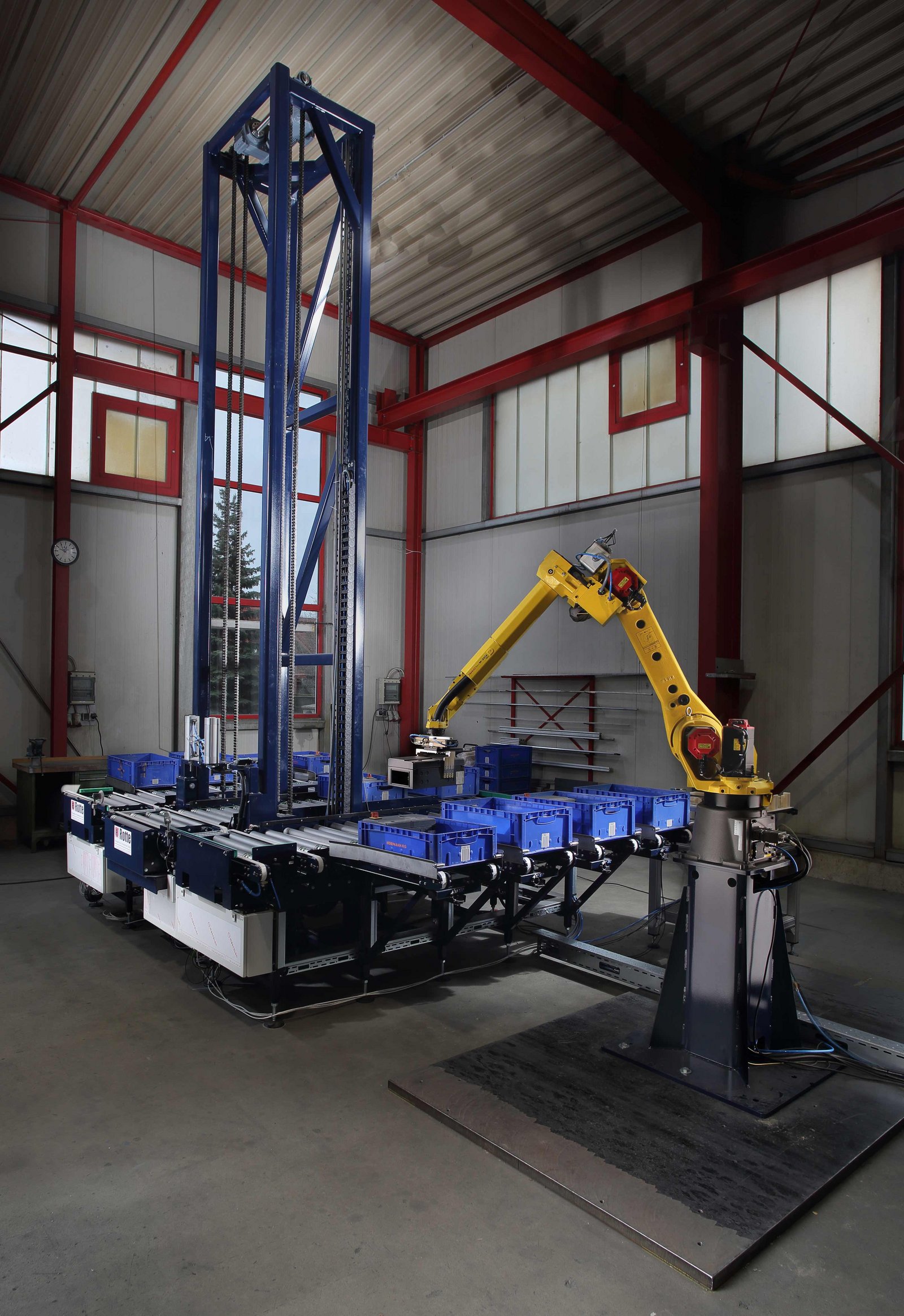 Fully automated depositing of products in KLT with connected conveyor system for storing the filled small load carriers