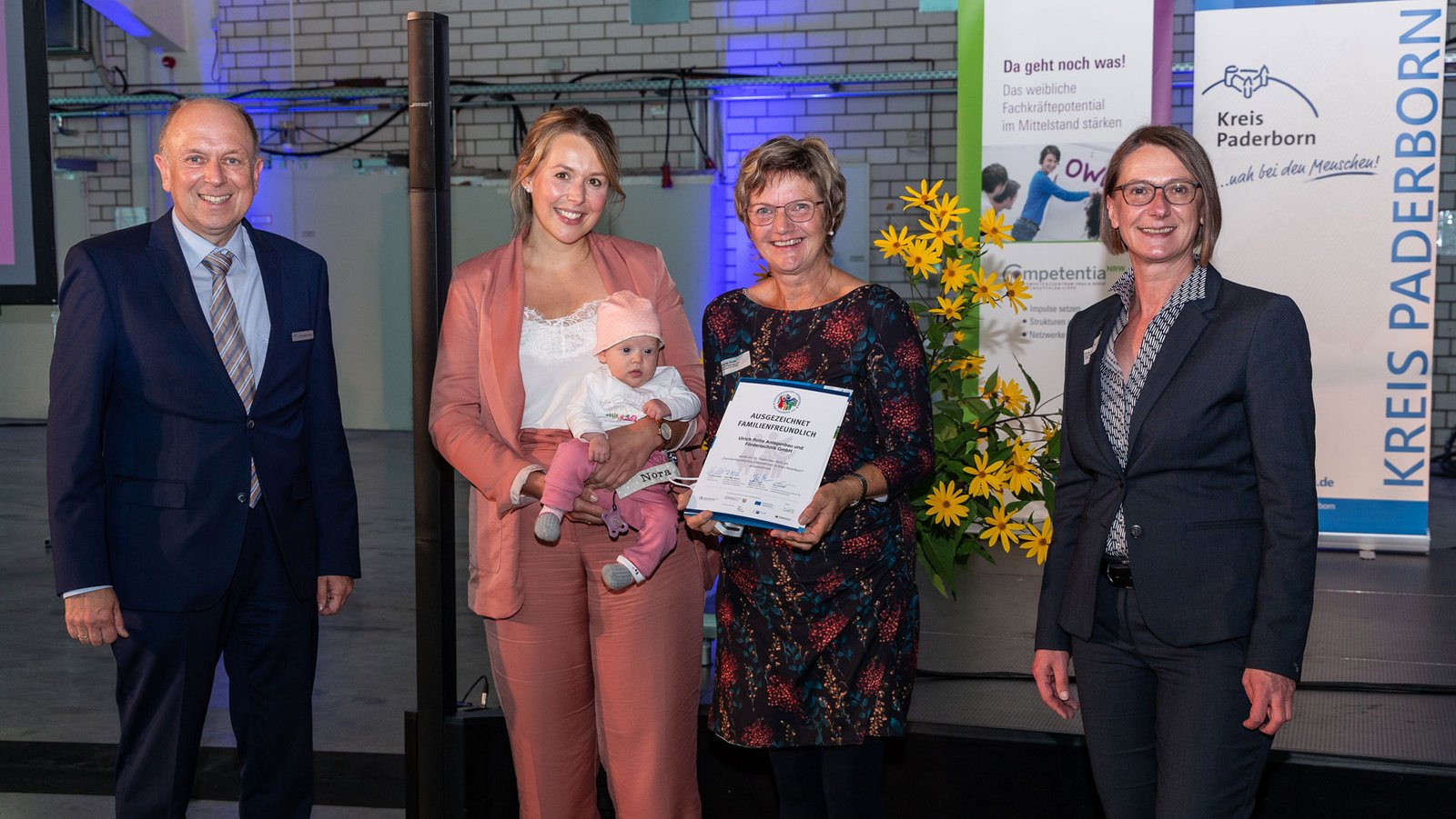 Die Auszeichnung nahmen gleich drei Generationen entgegen: Corinna Rotte mit Nora und Brigitte Rotte