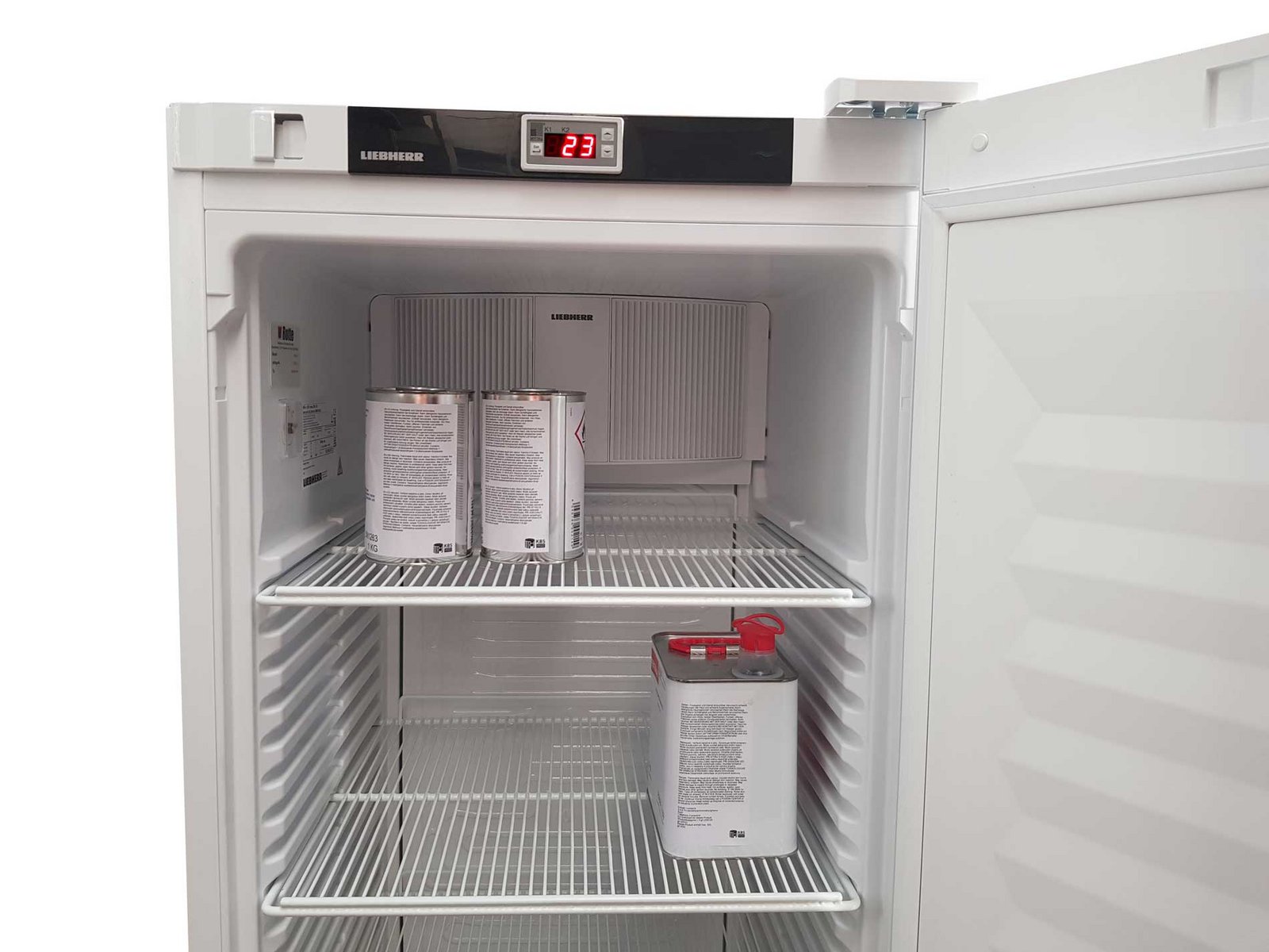  Climatic cabinet creates constant ambient temperature The climatic cabinet is developed for the professional storage of resins 