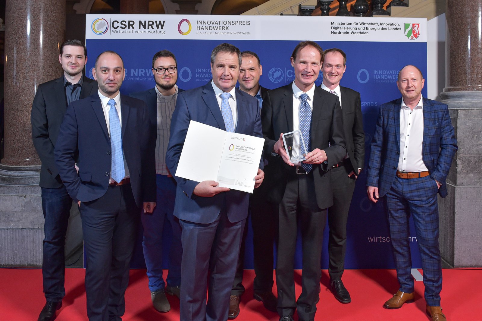 The research team: Mr. Bahtiyar Kesici, MSF Vathauer Antriebstechnik GmbH & Co KG Mr. Christoph Marschalt, University of Paderborn, Mr. Maik-Julian Büker, University of Paderborn, Mr. Ulrich Rotte, Ulrich Rotte GmbH, Dr. Christian Hedayat, University of Paderborn, Dr. Franz-Barthold Gockel, Ulrich Rotte GmbH, Mr. Mike Figge, Fraunhofer Institut IEM, Mr. Lother Nordberg, Miele & Cie. KG | Photo:Rolf Göbels, WHKT