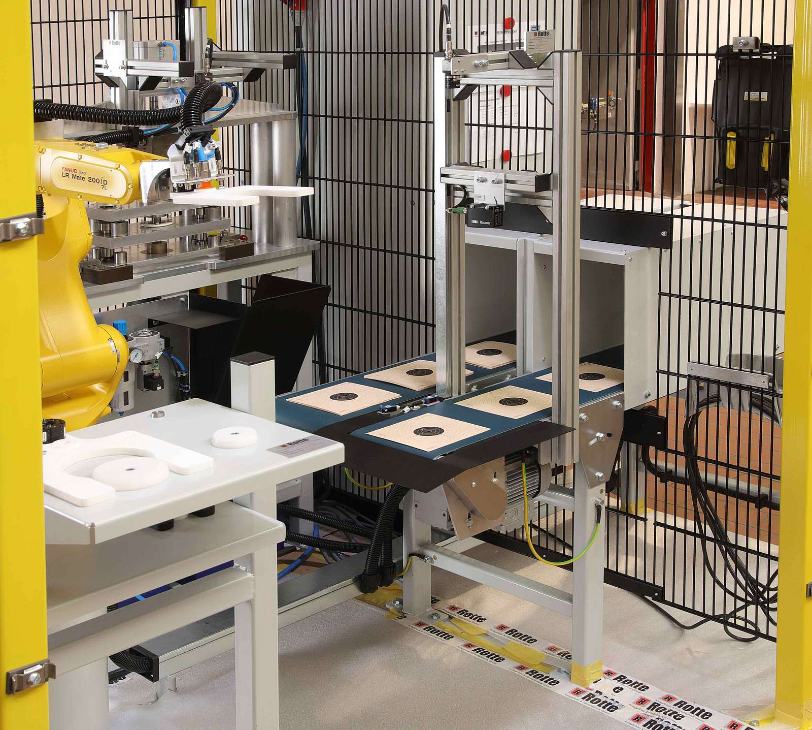 Kompakte Bauweise der Roboterzelle ermöglicht Einsatz in begrenzten Räumlichkeiten