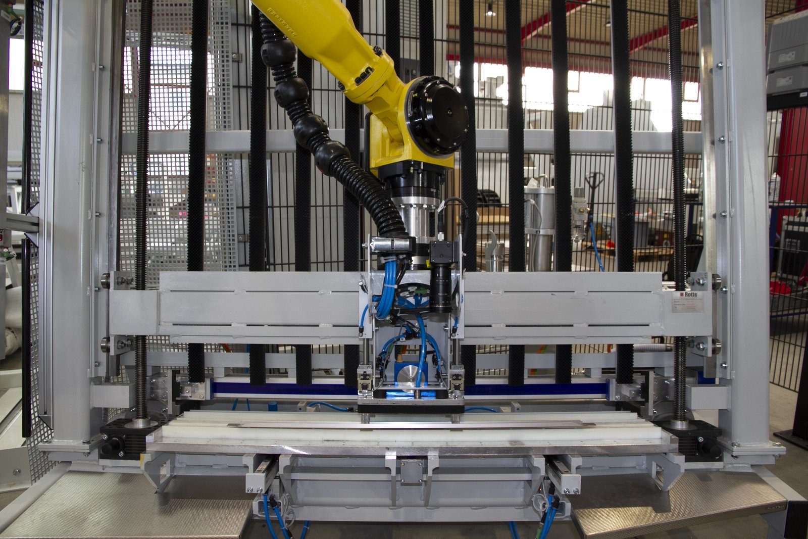 Roboter greift Griffleiste zum automatischen Montieren