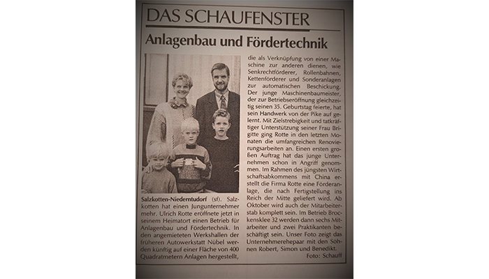 Schwarz-weiß-Foto einer vierköpfigen Familie in einem Zeitungsartikel über Anlagenbau und Fördertechnik in Salzkotten-Niedertudorf mit Textbeschreibung der Maschinenbaufirma Rotte und ihrer Mitarbeiter.