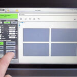 Finger berührt einen Bildschirm mit einer Bedienoberfläche von Rotte, die Optionen und Parameter für einen Produktionsprozess anzeigt.