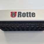 Schwarzer und roter Griff mit grauem Mittelteil und der Aufschrift "Rotte" auf einer weißen Oberfläche.