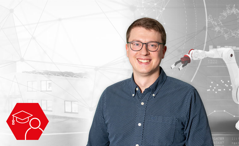 Porträt eines lächelnden Mannes mit Brille und blauem Hemd vor einem Hintergrund mit technischen Zeichnungen, einem Roboterarm und einem stilisierten Haus.
