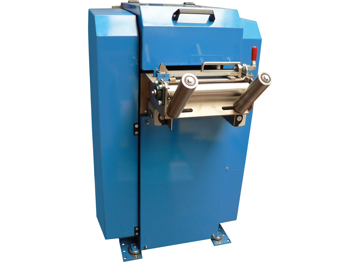 Blaue industrielle Maschine mit zwei parallelen Metallwalzen und einem roten Griff, isoliert auf weißem Hintergrund.